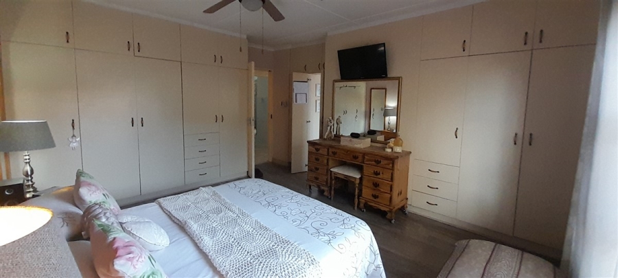 5 Bedroom Property for Sale in Wavecrest Eastern Cape